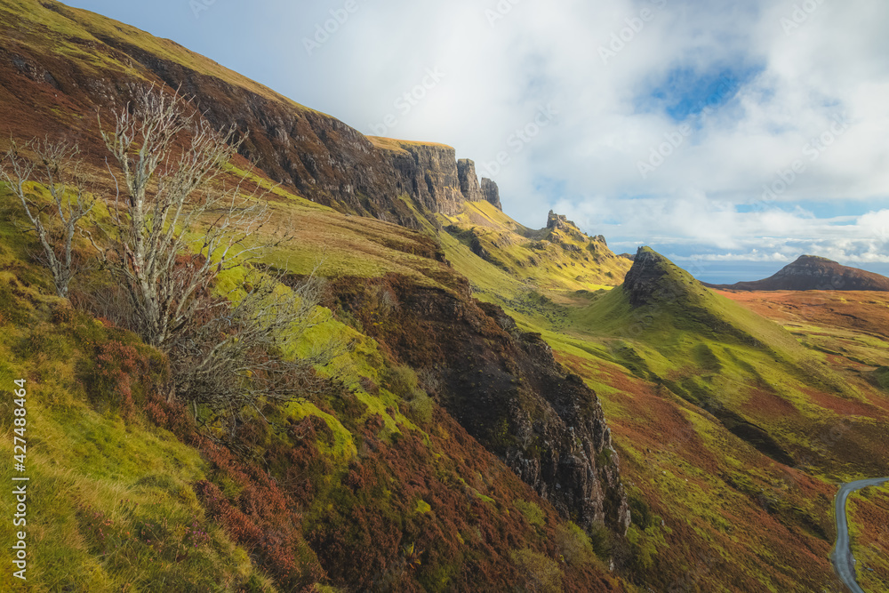 Obraz premium Vibrant, colourful landscape view of the rugged, otherworldly terrain of the Quiraing on the Isle of Skye, Scotland.