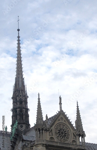 La flèche et des vitraux de la cathédrale notre dame de Paris 4ème.