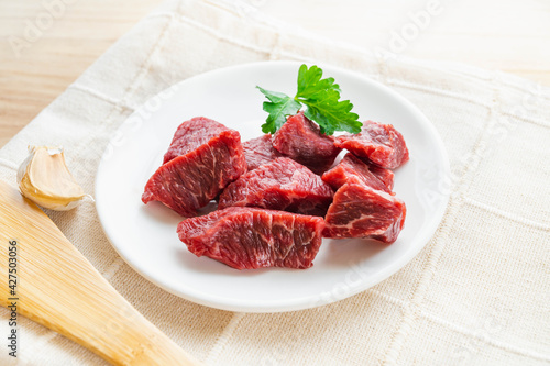 国産牛角切り肉