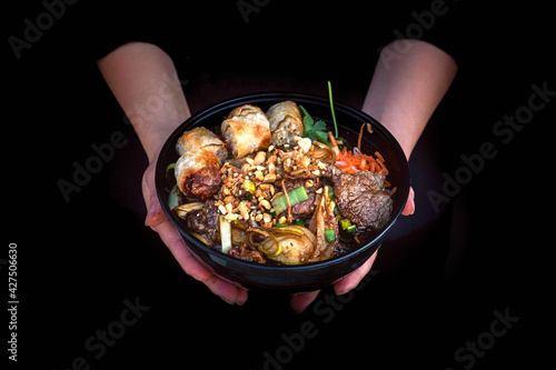 Bò bún dans un bol noir dans un restaurant asiatique photo