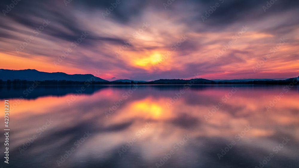 Traumhaftes Farbspiel am Bodensee mit schöner Wolkenstimmung	Sonnenuntergang 