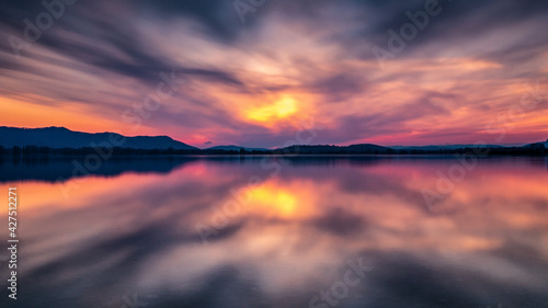 Traumhaftes Farbspiel am Bodensee mit schöner Wolkenstimmung Sonnenuntergang  © Marc Kunze
