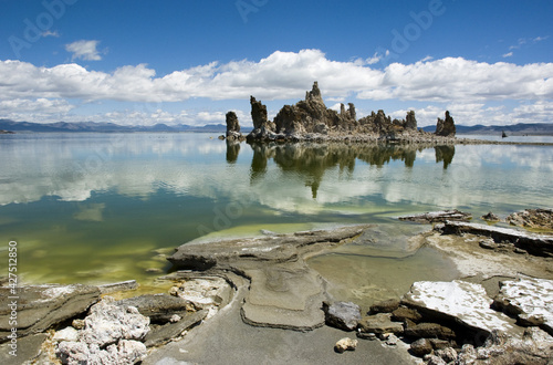 Obraz na plátně Famous tufa formation at Mono Lake, California
