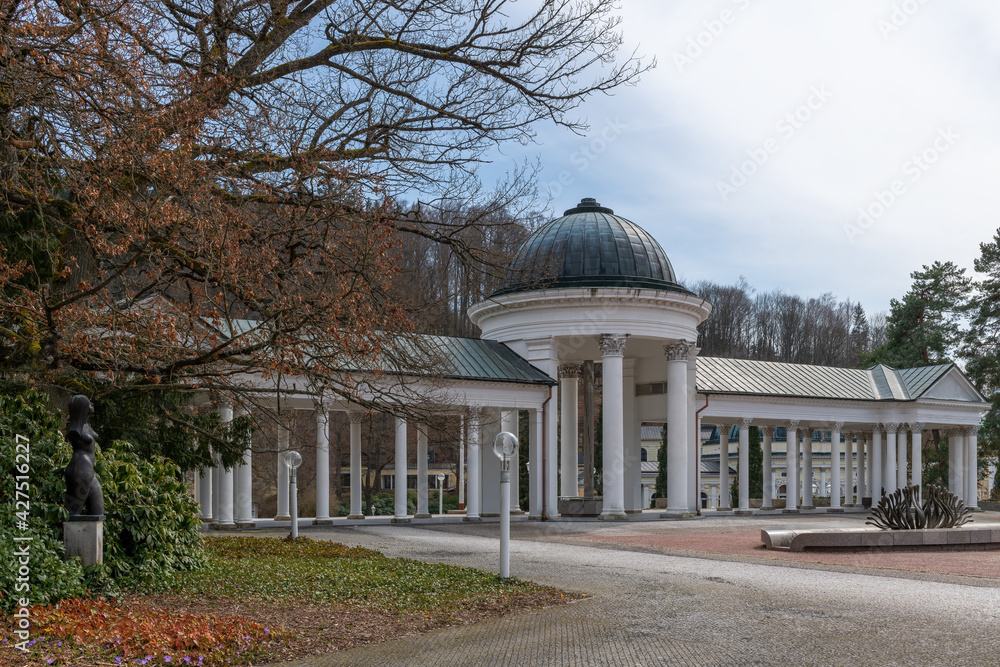 Obraz premium White colonnade of cold mineral water springs Caroline and Rudolf - Marianske Lazne (Marienbad) - great famous Bohemian spa town in the west part of the Czech Republic (region Karlovy Vary)