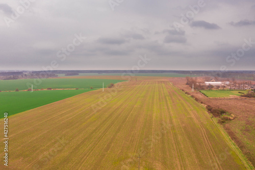 Rozległa równina, pola uprawne widziane z dużej wysokości. Zdjęcie z drona.