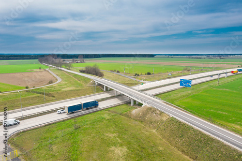 Autostrada przebiegająca przez rozległe równiny. Widok z drona.