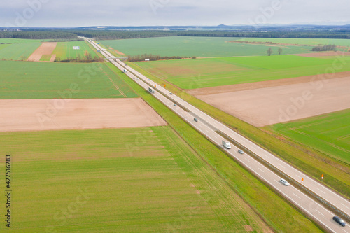 Autostrada przebiegająca przez rozległe równiny. Widok z drona.