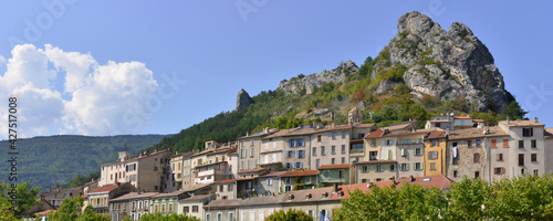 Panoramique Serres (05700) au pied de son rocher arroser par le Buëch, département des Hautes-Alpes en région Provence-Alpes-Côte-d'Azur, France