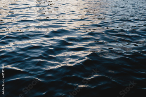 agua do mar azul no fim de tarde