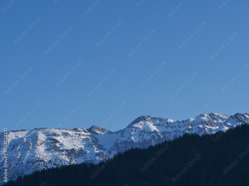 Schneebedeckte Berge in den bayerischen Alpen bei Füssen im Allgäu