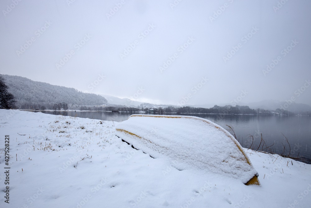 Obraz premium Row boat laying uppside down with snow on