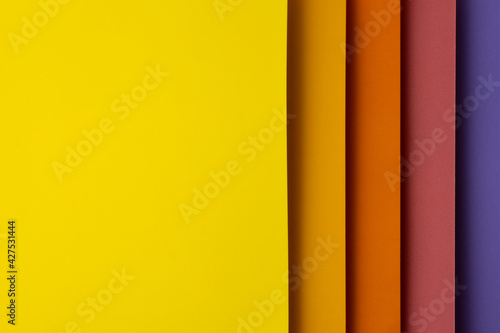 Papeles de color apilados en vertical
