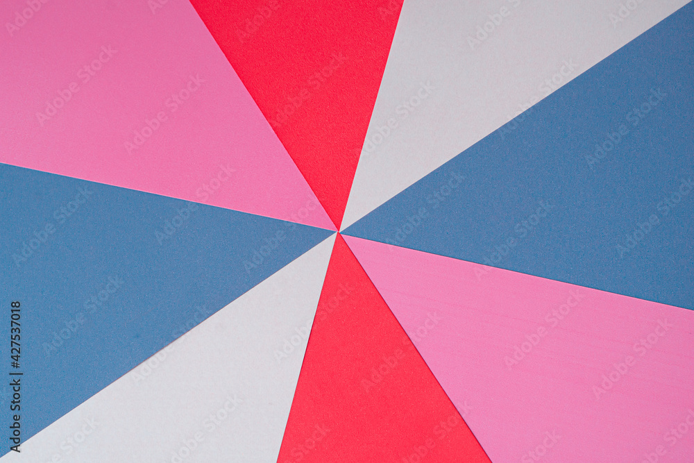 Composición simple de triangulos concentricos a varios colores Composición simple de triangulos concentricos a varios colores