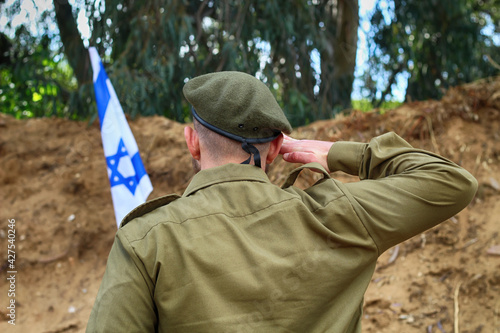 Fotografía Israeli soldier salutes the Flag of Israel