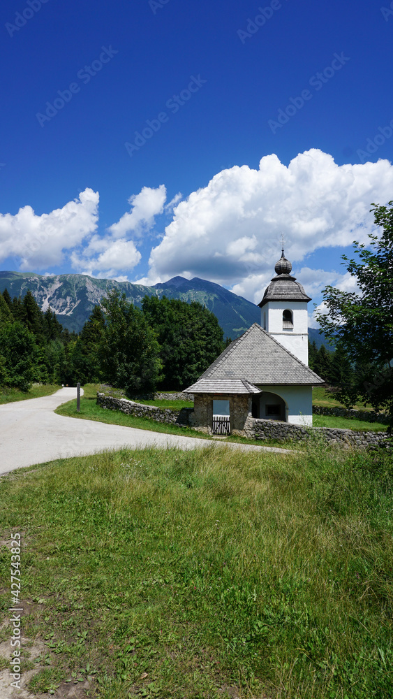 St. Katherina Kirche auf dem Wanderweg der Vintgar Klamm bei Bled, Slowenien