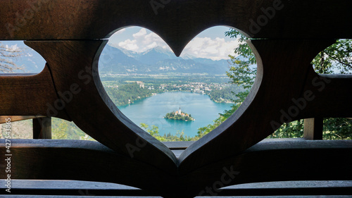 Aussicht auf See Bled, Slowenien, mit Kirche durch Herz in der Bank photo