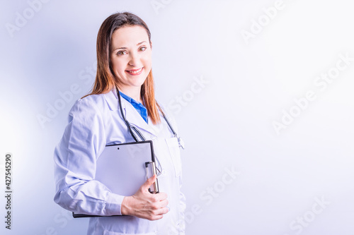 Smiling beautiful medical woman looking straight ahead. medical concept with copy space