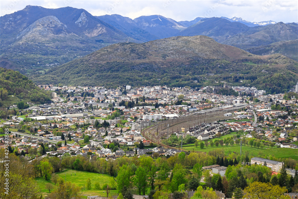 Vue aérienne de la ville de Lourdes en Hautes-Pyrénées