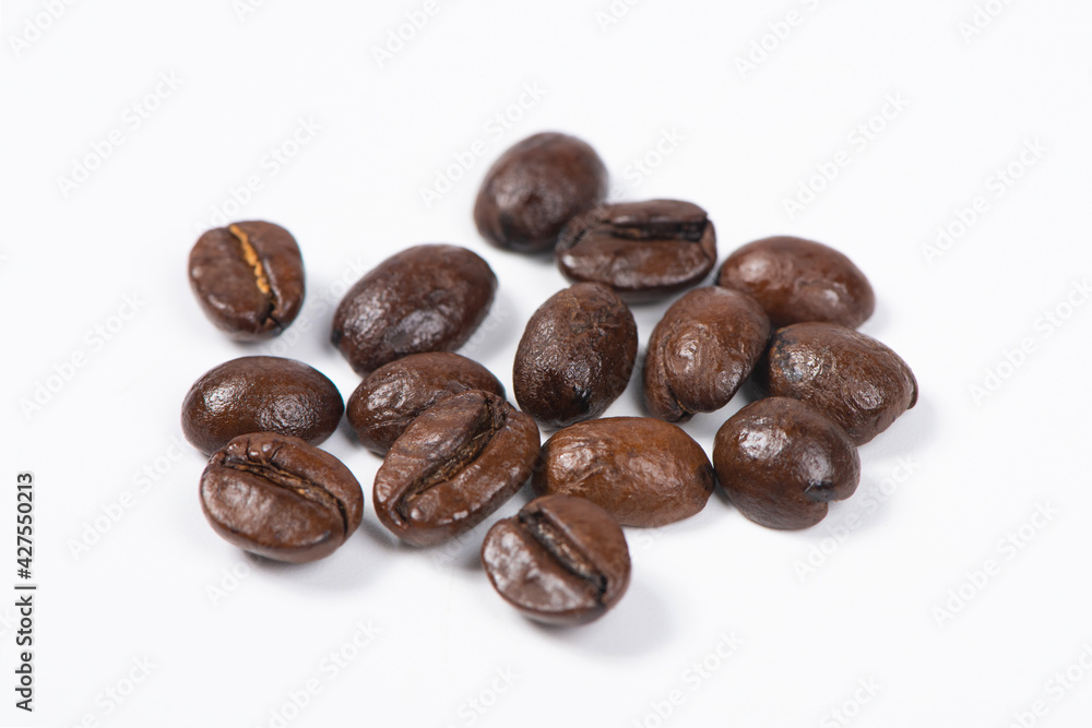 Obraz premium Coffee beans isolated on white background. close up.
