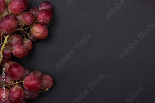 Winogrona na czarnym tle, flat lay z miejscem na tekst