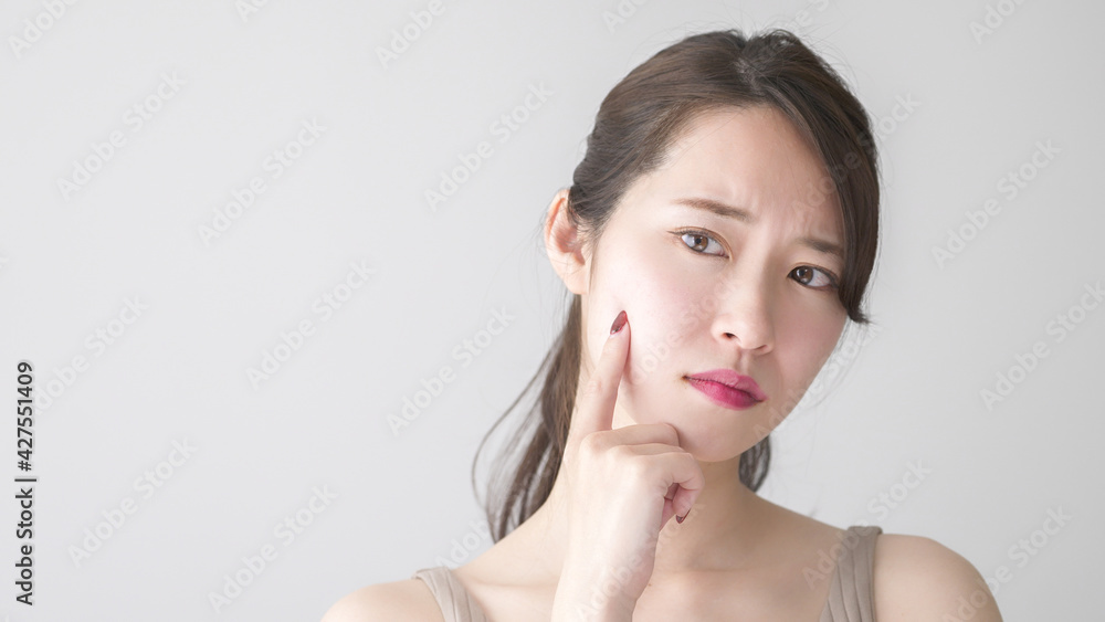 美容・ビューティー 頬を触る女性 美容・ビューティー 頬を触る女性