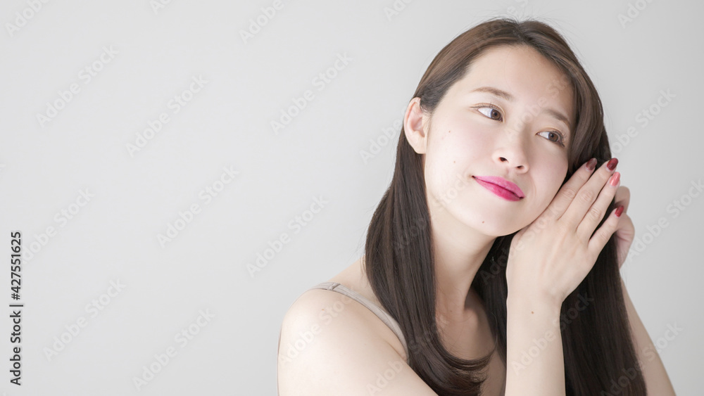 ヘアケアをする女性 ヘアケアをする女性