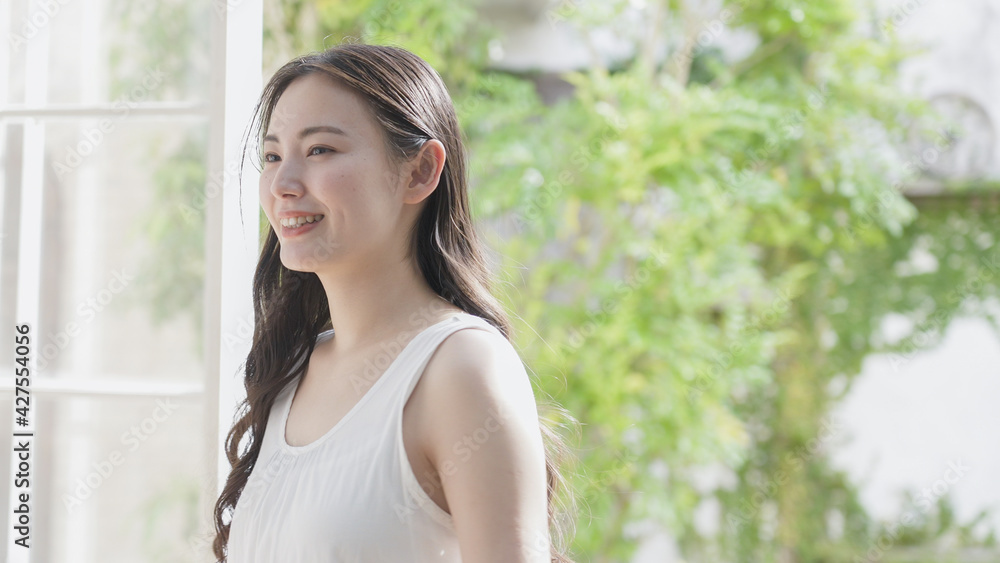 笑顔の若い女性 美容 ビューティー 笑顔の若い女性 美容 ビューティー