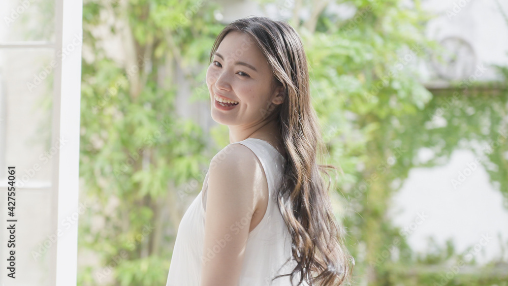 笑顔の若い女性 美容 ビューティー 笑顔の若い女性 美容 ビューティー