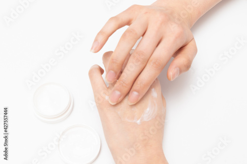 クリームを塗る手