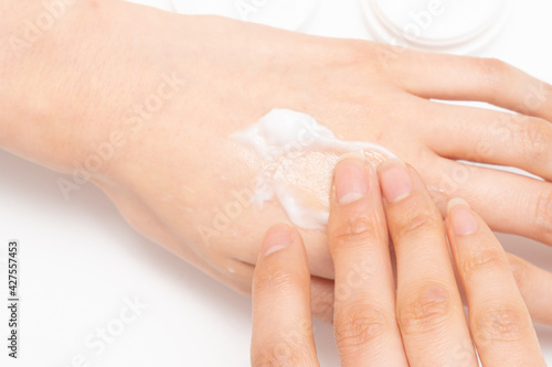 クリームを塗る手