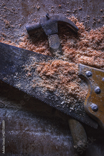 Martillo y sierra de mano sobre la mesa