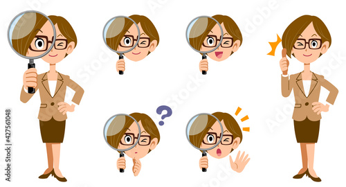 虫眼鏡で調査する眼鏡をかけたビジネスレディの全身と表情のセット
