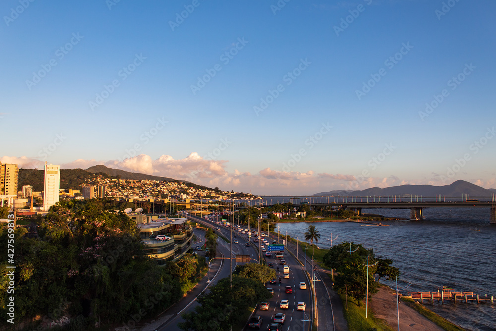  cidade de Florianópolis e seus prédios na avenida Beira Mar Norte em dia de sol.