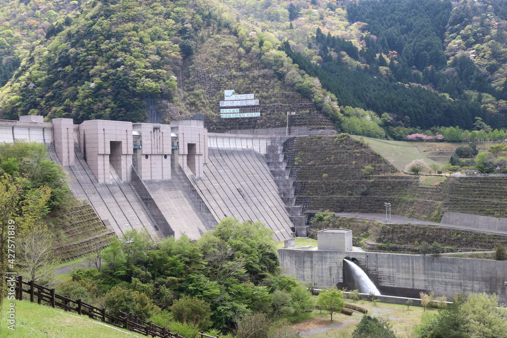 南アルプスの風景。長島ダム。（大井川上流、静岡県川根本町）。えめらるふぉグリーンの水を湛えるダム湖。