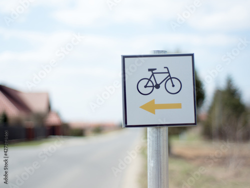 Plakat w ramie znacznik trasy rowerowej, szlak żółty - znak, droga,  ostrzeżenie, fototapety | Foteks