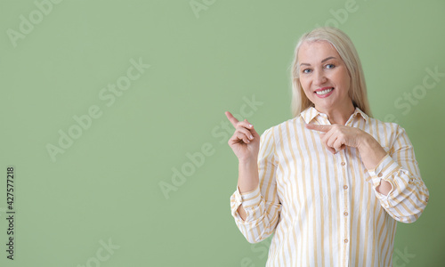 Beautiful mature woman poin...