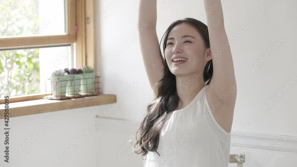 スローモーション 伸びをし欠伸したあと目を擦る女性 スローモーション 伸びをし欠伸したあと目を擦る女性