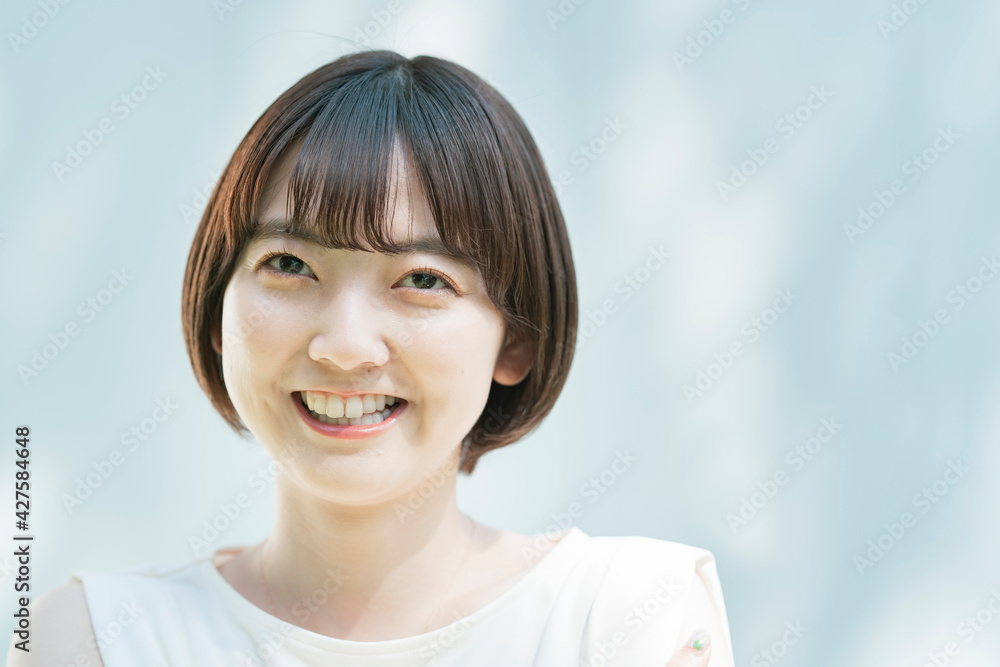 屋外での女性ポートレート（春夏イメージ）