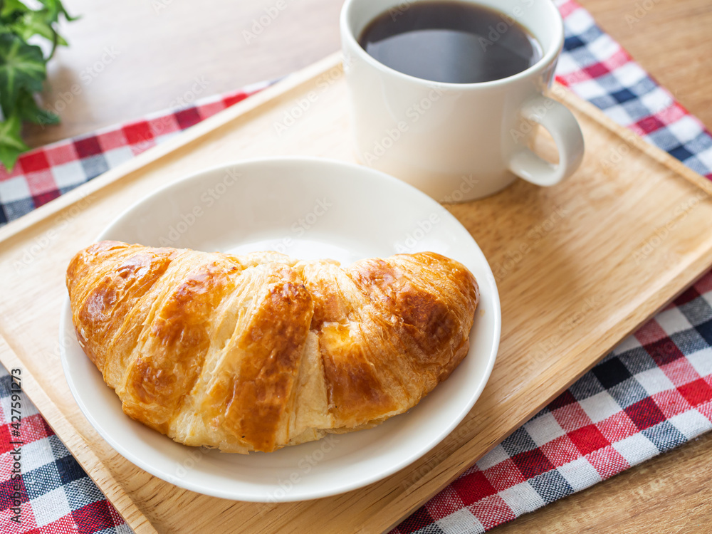 トレイの上のクロワッサンとコーヒー トレイの上のクロワッサンとコーヒー