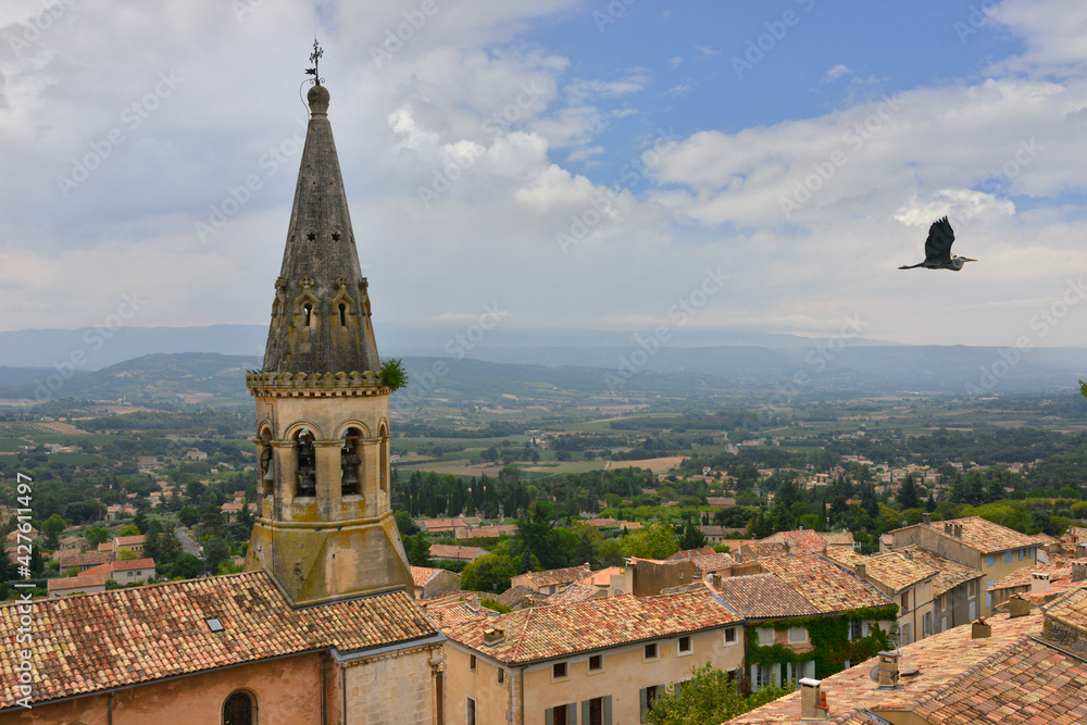 Plongée sur le clocher et le village de Saint-Saturnin-lès-Apt (84490), département du Vaucluse en région Provence-Alpes-Côte-d'Azur, France