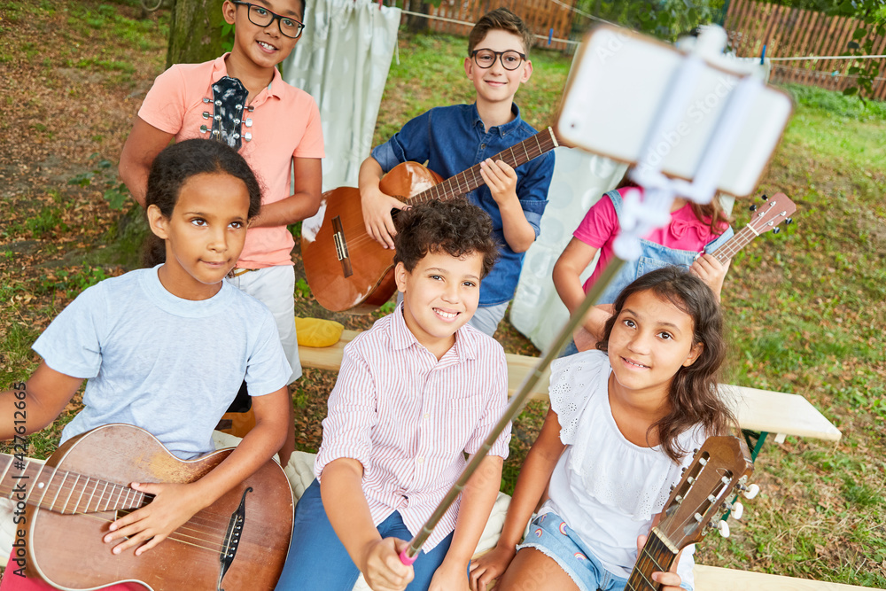 Kinder mit Gitarren als Musik Band machen Selfie Stock Photo | Adobe Stock