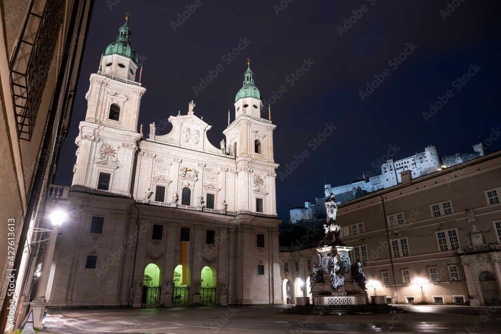 Salzburger Dom bei Nacht