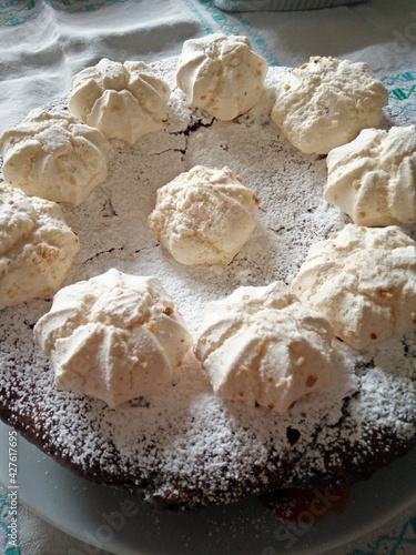 una fresca e appena sfornata torta di pere e cioccolato fatta in casa e pronta per essere mangiata 