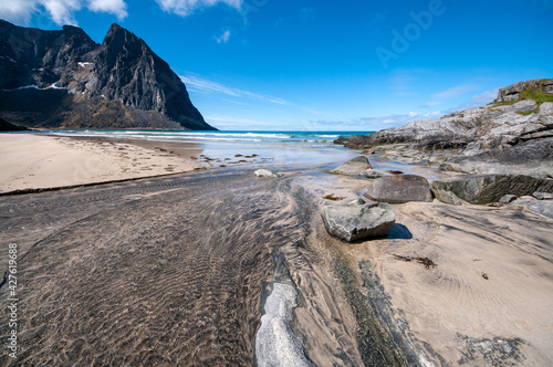 Plage de Kvalvika sur les îles de Lofoten en Norvège photo