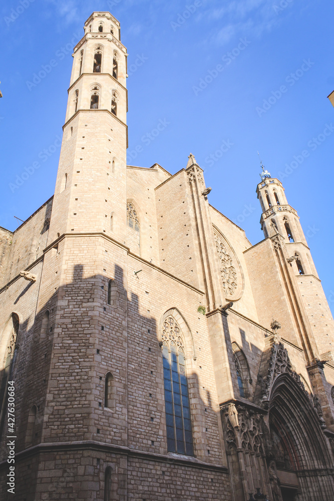 Fototapeta premium BARCELONA, SPAIN - OCT 24, 2019: Facade of Santa Maria del Mar Church in Barcelona