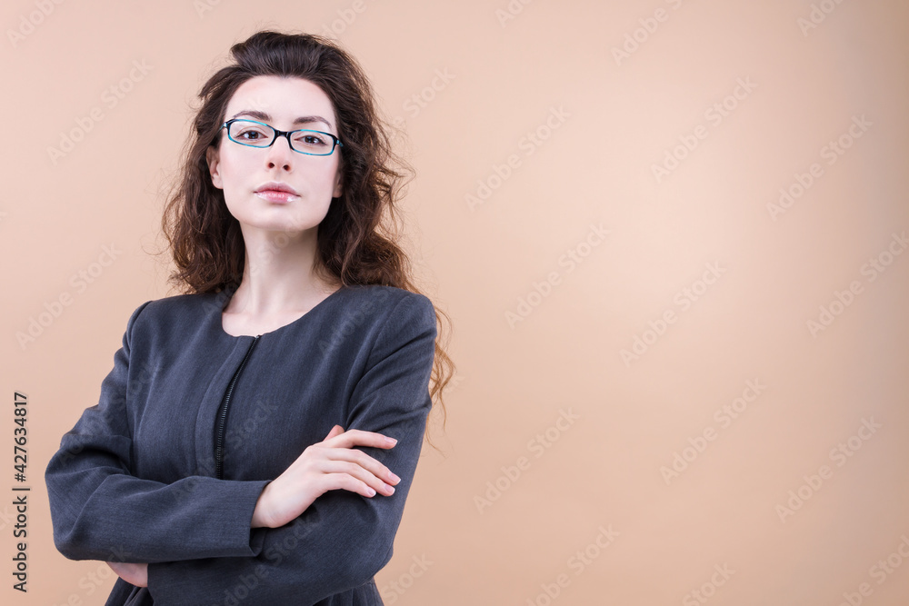 Obraz premium Portrait of her she nice-looking attractive lovely shine glamorous pretty winsome perfect content cheerful cheery wavy-haired lady employer folded arms isolated over beige pastel background