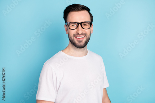 Photo of satisfied person toothy smile look camera wear spectacles isolated on blue color background © deagreez