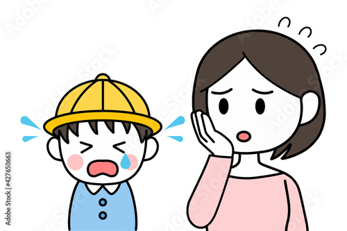 泣く園児　男の子　母親