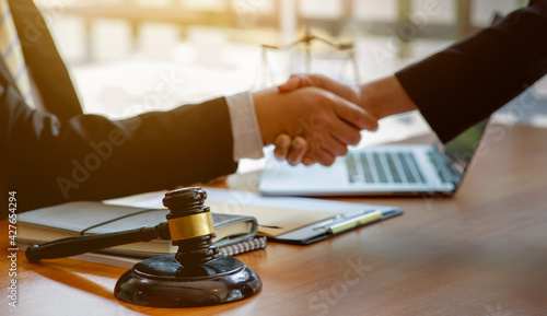 Tableau sur toile The Lawyer is currently shaking hands with the client about the success in resolving the case