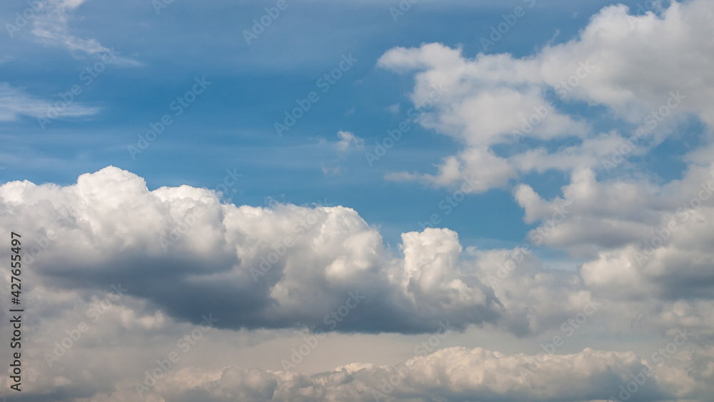 Blauer Himmel mit Wolken
